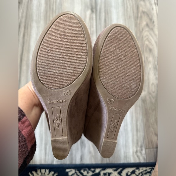 Dexflex Comfort Karlie Women’s Round Toe Faux Suede Wedge Heels Taupe Size 5.5 - Picture 3 of 8